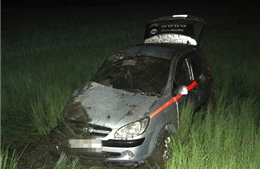 Băng qua đường sắt, taxi bị tàu hỏa đâm văng xuống ao